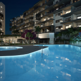 Piscina de noche Seagardens